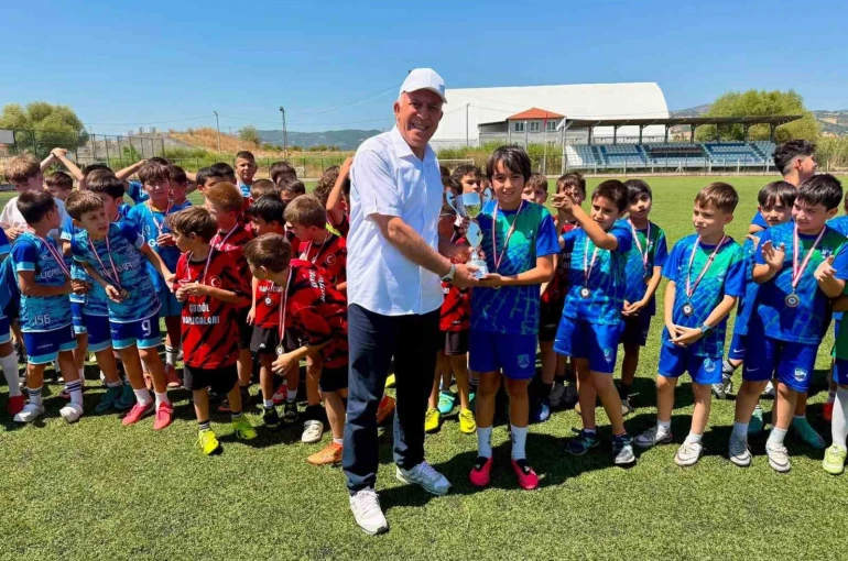 Hisarcık’ta "Ethem Bal Kupası U10 Futbol Turnuvası" sona erdi 