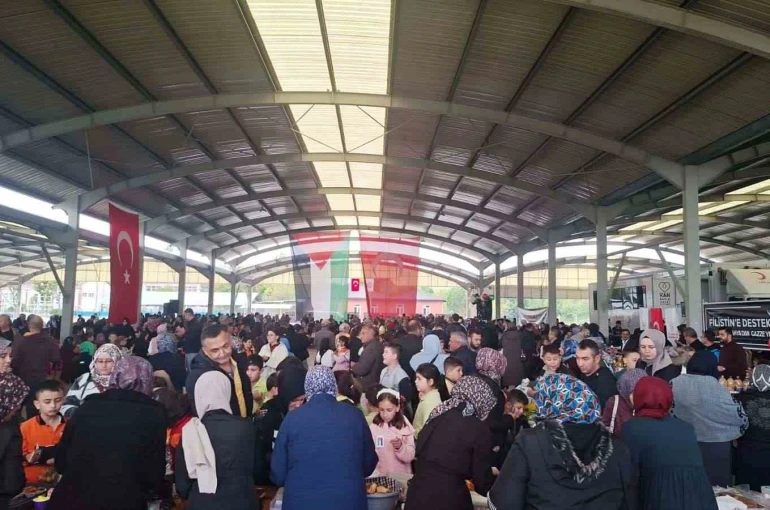 Hisarcık’ta Filistin için kurulan hayır çarşısına yoğun ilgi 