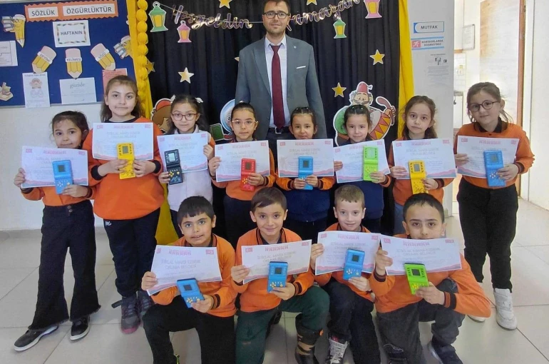 Hisarcık’ta İstiklal Marşı’nı hatasız ve ezbere okuyan öğrenciler ödüllendirildi 