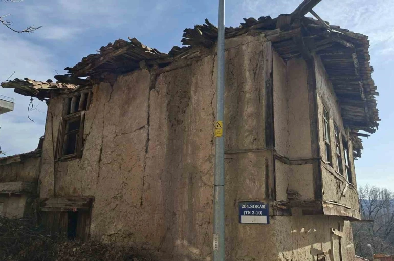 Hisarcık’ta kültür varlığı statüsündeki binalar risk oluşturuyor 