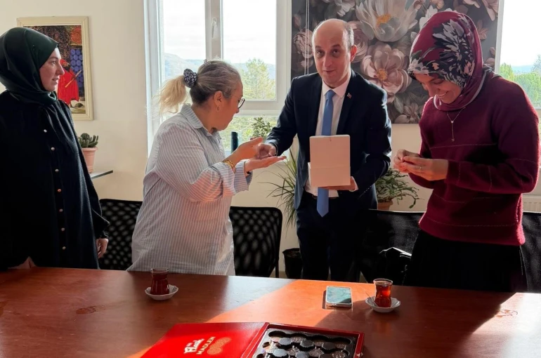 Hisarcık’ta öğretmenlere Türk bayrağı rozeti hediye edildi 