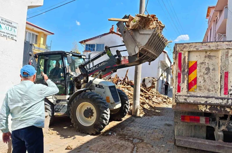 Hisarcık’ta riskli metruk bina kontrollü şekilde yıkıldı