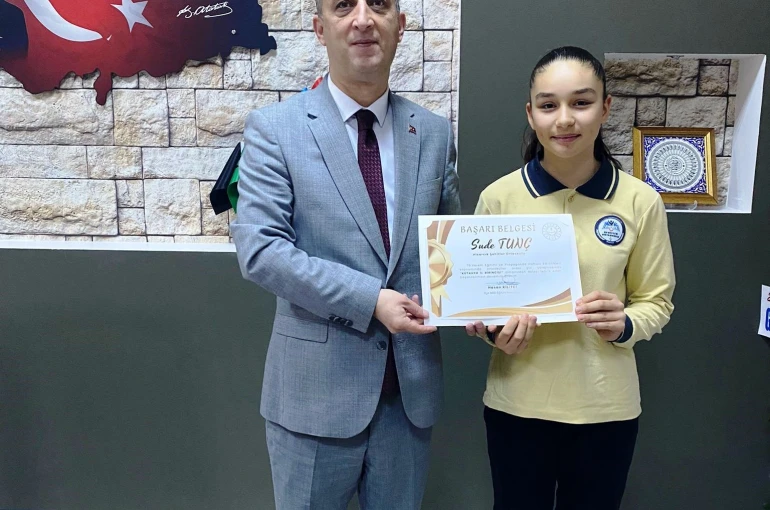 Hisarcık’ta şiir yarışmasında il birincisi olan öğrenci ödüllendirildi 