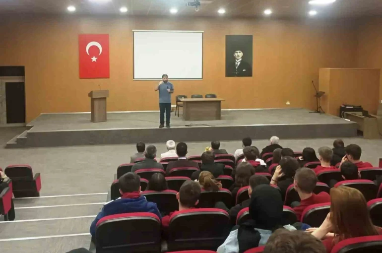 Hisarcık’ta söyleşi ve kitap tahlili programı düzenlendi 