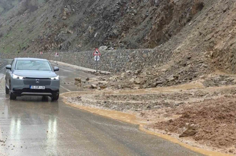 Hizan-Bahçesaray yoluna dökülen çamur ve kayalar temizlendi 