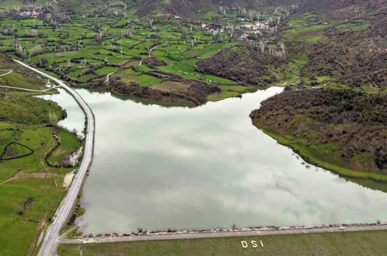Hizan’daki baraj gölünün eşsiz manzarası havadan görüntülendi 