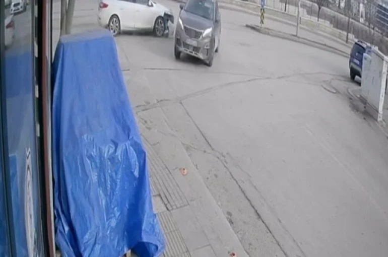 Hızını alamayan araç kavşakta başka bir araca çarptı 