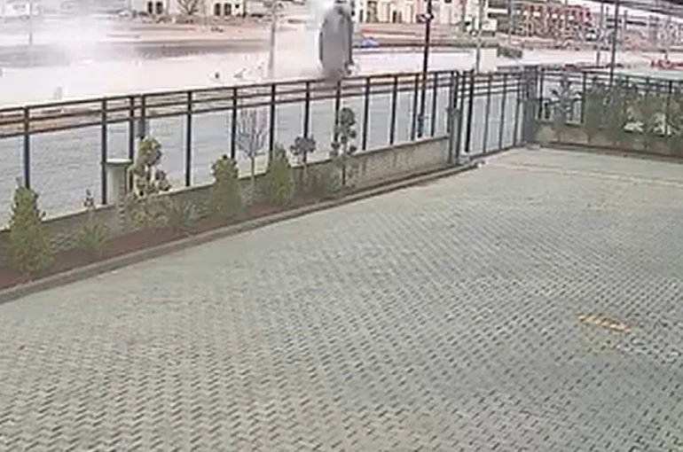 Hızla su birikintisine giren otomobil takla attı