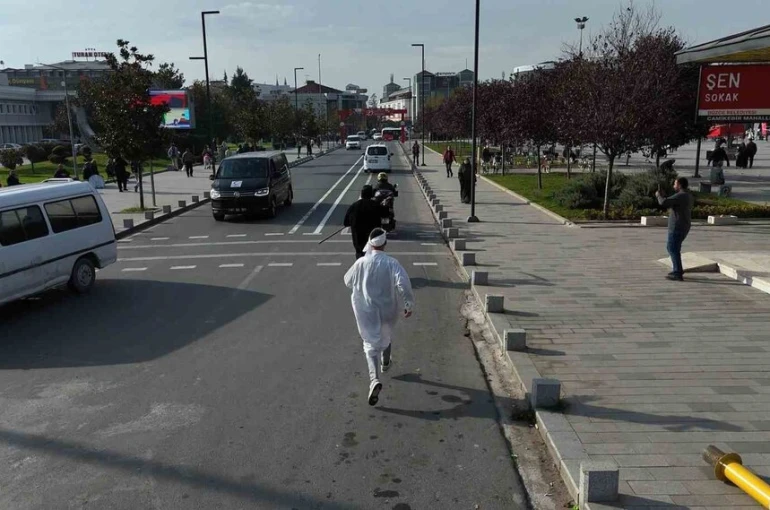 Hızlı giden motosikleti kazalara dikkat çekmek için kovaladılar