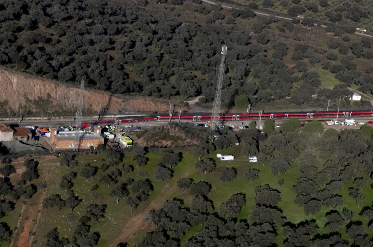 Hızlı trenlerin çarpıştığı kazada ölü sayısı 41'e yükseldi