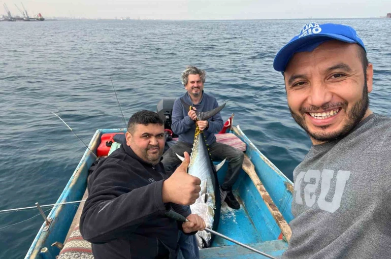 Hobi olarak olta balıkçılığı yapan öğretmen 60 kiloluk orkinos yakaladı 