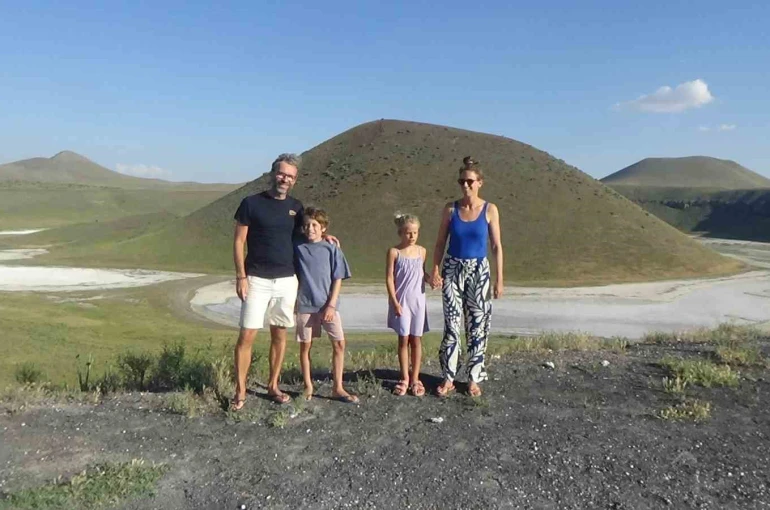 Hollandalı aile Meke Gölü ve Acıgöl’e hayran kaldı