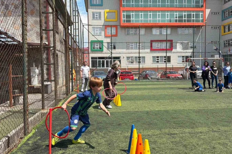 Hopa’da Anneler Günü yeşil sahada kutlandı 