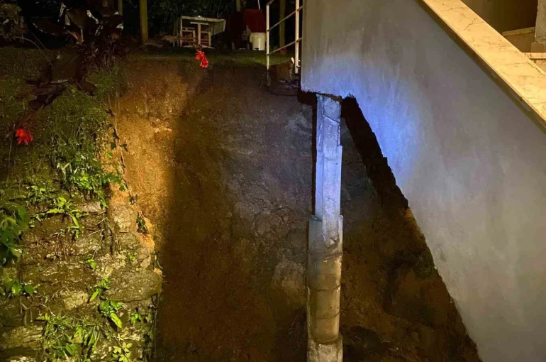 Hopa’da istinat duvarı çöktü, 3 katlı ev tahliye edildi 