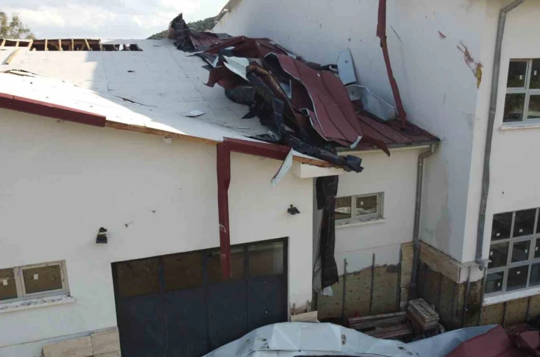 Hortum öğrenciler içerideyken okulu vurdu, çatıyı uçurdu, ağaçları devirdi