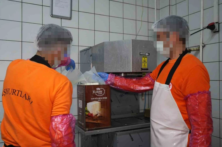 Hükümlüler hem meslek ediniyor hem üreterek ekonomiye katkı sağlıyor: Ayda 300 ton süt işleniyor