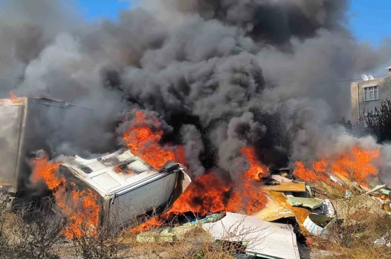 Hurda araçların alev alev yandığı yangına kova ve hortumlarla müdahale ettiler