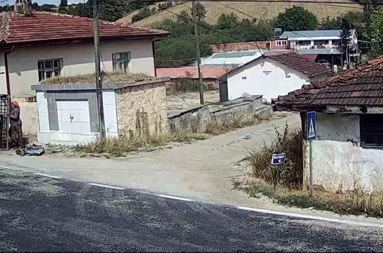 Hurdacılar köy meydanını çöplüğe çevirdi