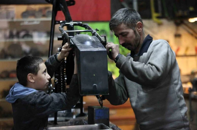 Hurdaya dönen Jawa motosikletler atölyede yeniden gün yüzüne çıkıyor 