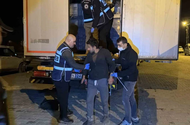 Hurma ve fıstık yağı yüklü tırda 18 kaçak göçmen yakalandı