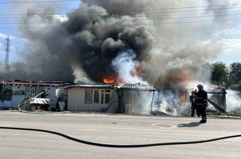 Husumetlilerin büyüyen kavgasında 4 ev ateşe verildi