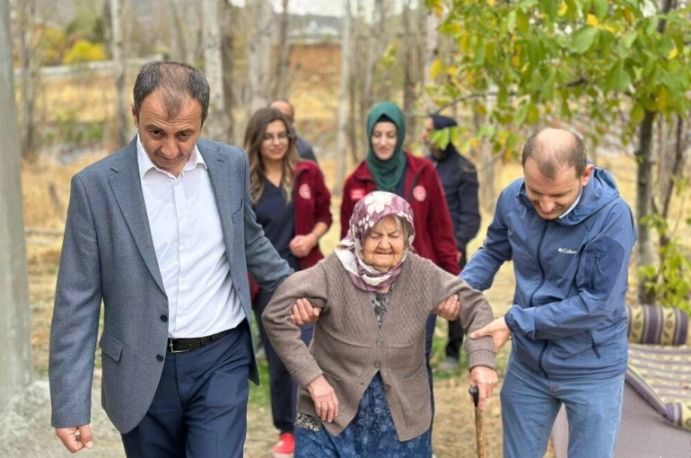 Hüyük’te evde sağlık hizmetinden yararlanan yaşlı hastalar adına fidan dikildi