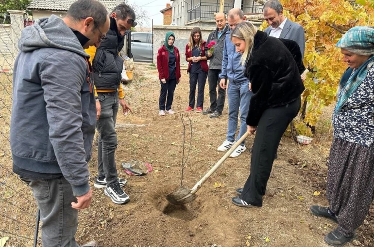 Hüyük’te evde sağlık hizmetinden yararlanan yaşlı hastalar adına fidan dikildi 