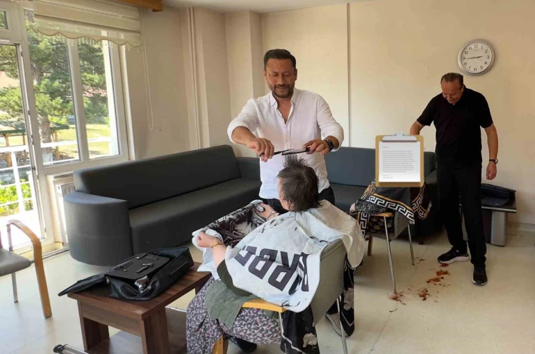Huzurevi sakinlerinin hayır duasını aldılar 