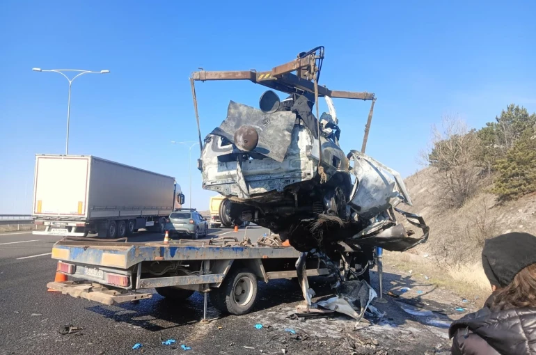 İki aracın kafa kafaya çarpışmasıyla 5 kişi hayatını kaybetti