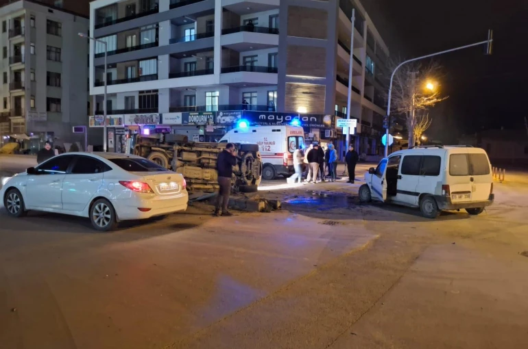 İki kamyonetin çarpışması sonucu 2 kişi yaralandı