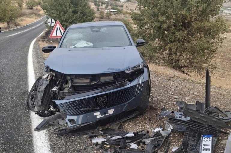 İki otomobil çarpıştı: 10 yaralı