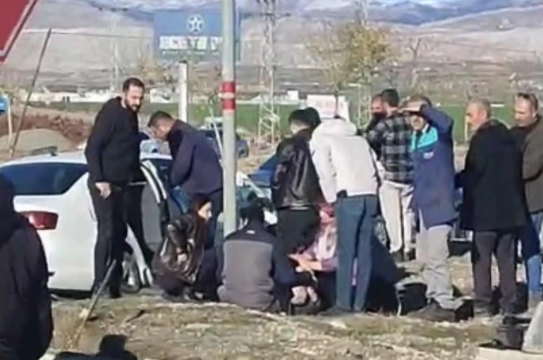 İki otomobil çarpıştımasıyla 1 kişi hayatını kaybetti, 8 kişi de yaralandı