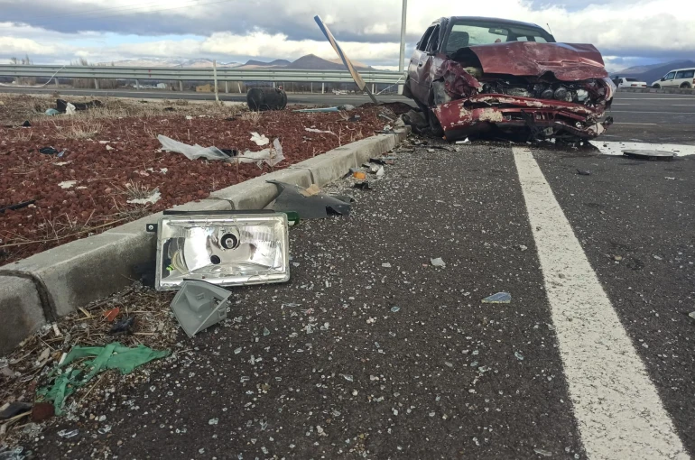 İki otomobil kavşakta çarpıştı: 1 ölü, 1 yaralı