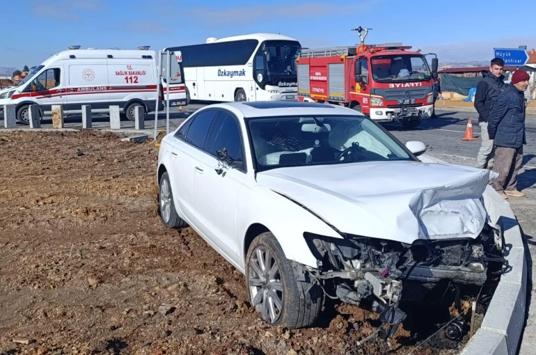 İki otomobilin çarpışmasında 2 kişi yaralandı