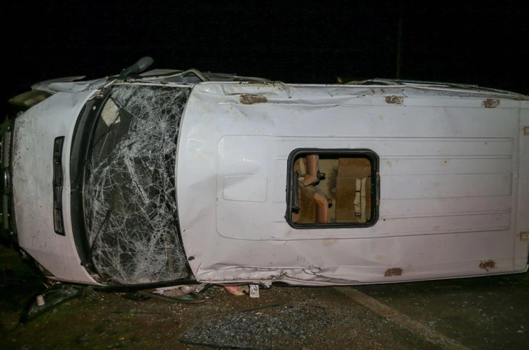 İnşaat işçilerini taşıyan minibüsün devrilmesi sonucu 16 kişi yaralandı