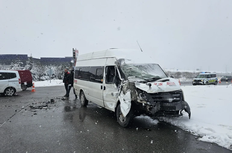 İşçi servisinin tıra çarpmasıyla 11 kişi yaralandı