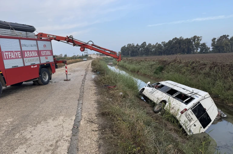 İşçileri taşıyan servisin kanala düşmesi sonucu 18 yaralı
