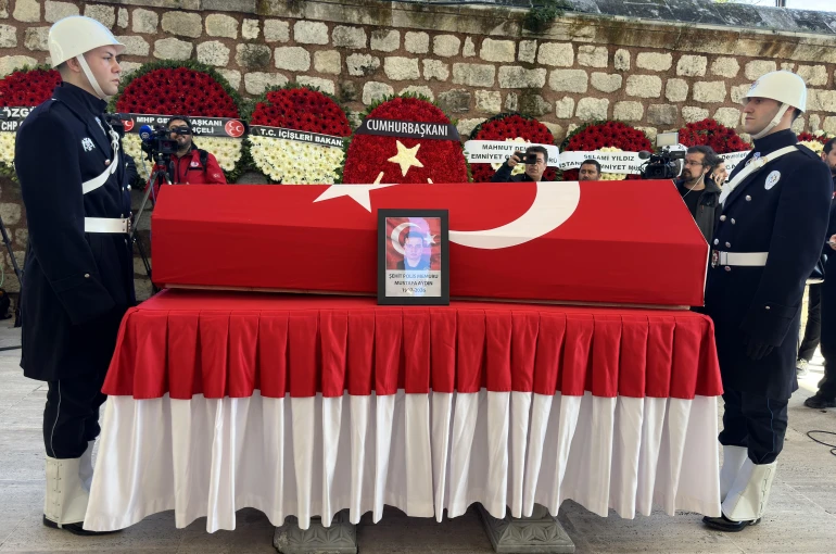 İstanbul'daki kazada şehit olan polis memuru son yolculuğuna uğurlandı