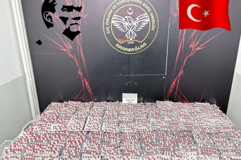 İzmir'de sentetik uyuşturucu operasyonu: 2 gözaltı