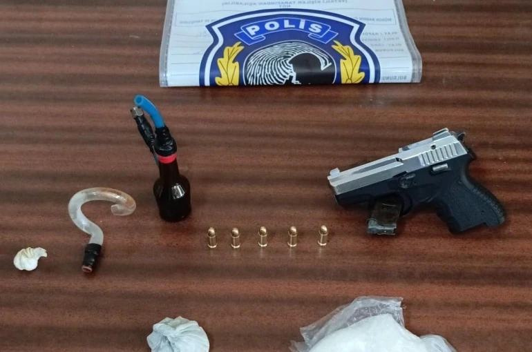 İzmir'de yol kontrolünde uyuşturucu ele geçirildi: 2 gözaltı