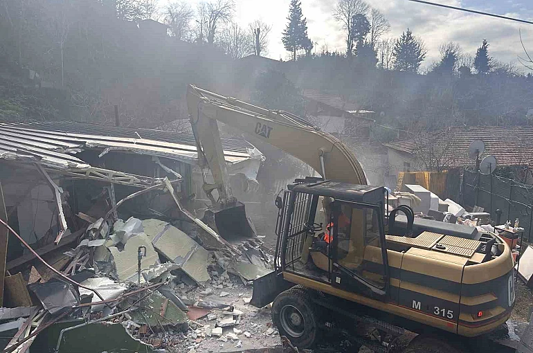 İBB Üsküdar’da yapı kayıt belgesi bulunan binayı yıktı, aile sokakta kaldı 