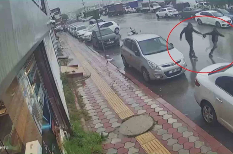 İçi para dolu çantayı sinsice kendine yaklaşan kapkaççıya kaptırmayan kuyumcu, çantasına göz diken şahsı yakalayabilmek için metrelerce kovaladı o anlar kamerada 