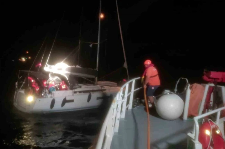 İçinde 8 kişi bulunan ve sürüklenen yelkenli tekne arızalanınca KIYEM ekipleri kurtardı 