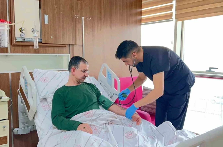 İdrar yanması şikayetiyle geldi geyik boynuzu taşı ameliyatı oldu 