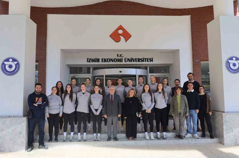İEÜ, set vermeden şampiyon oldu 