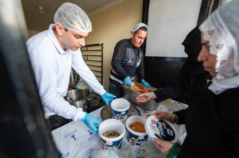 İftar bereketi Büyükşehir’in aşevinden sofralara uzanıyor 