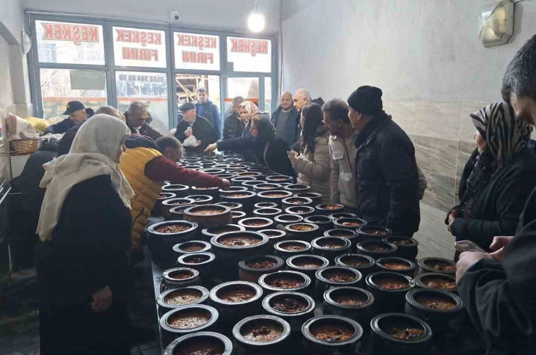 İftar sofralarının vaz geçilmez lezzeti: 8 saatte pişiyor, davul sesini duyan fırınlara koşuyor