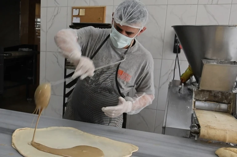 İftar ve sahur sofralarının vazgeçilmezi tahinli pide ilgi görüyor