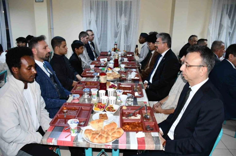 İftarda uluslararası öğrencilerle bir araya gelindi 