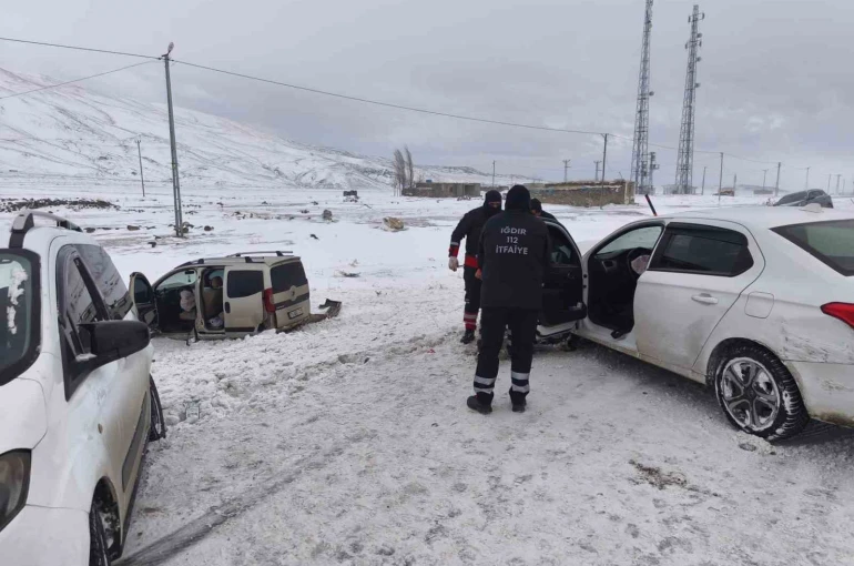 Iğdır-Doğubayazıt yolunda zincirleme kaza: 3 yaralı 